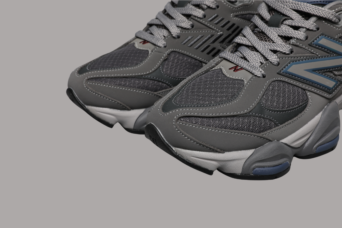 9060 Castlerock Sneakers